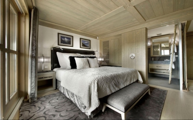 chambre-coucher-luxe-style-chalet-moderne-lambris-bois-clair-banquette-lit-grise