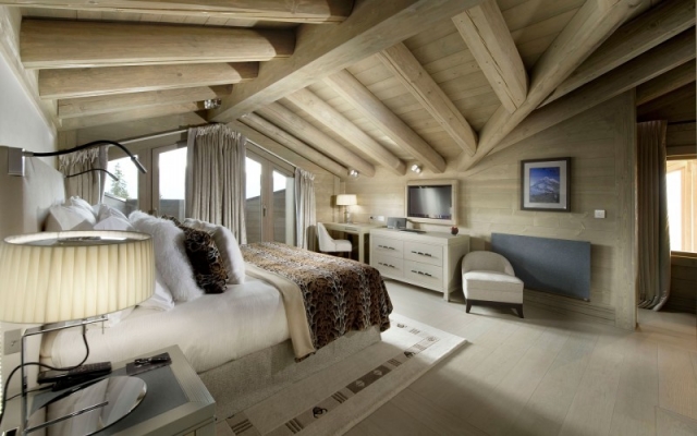 chambre-coucher-luxe-style-chalet-moderne-poutres-bois-clair-blanc