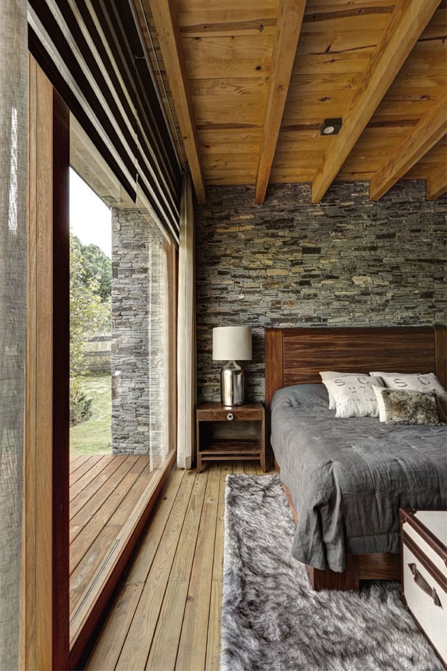 chambre-coucher-luxe-style-rustique-moderne-poutres-claires-pierre-naturelle-gris