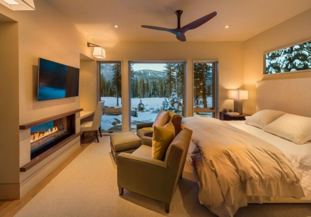 chambre-coucher-moderne-cheminée-couleurs-claires-ventialteur-plafond