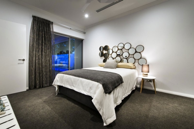 chambre-coucher-moderne-tête-lit-décoration-plusieurs-miroirs