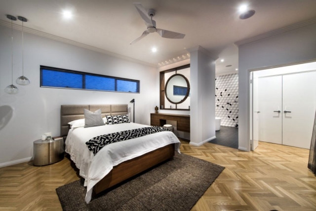 chambre-coucher-moderne-tête-lit-rembourrée-murs-gris-clair-ventialteur-plafond