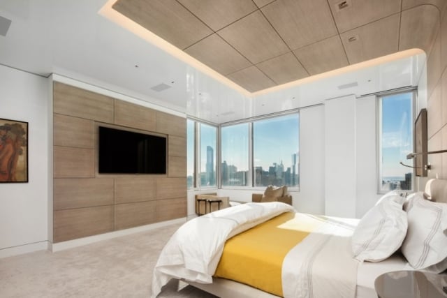 chambre-coucher-moderne-éclairage-plafond-bois-claire-télé-incastré-mur