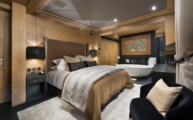 chambre-coucher-revêtement-bois-tête-lit-marron-plafond-éclairage-LED