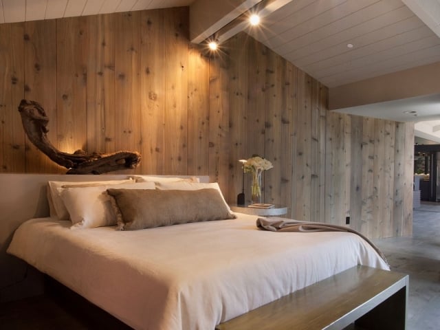 chambre-coucher-rustique-moderne-lambris-bois-couleurs-claires-éclairage-plafond