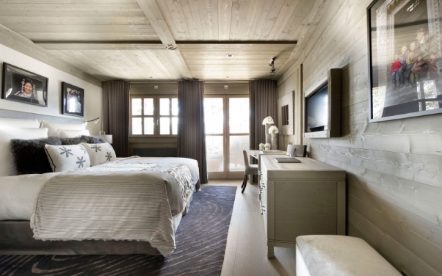 chambre-coucher-style-chalet-moderne-revêtement-murs-plafond-bois-clair