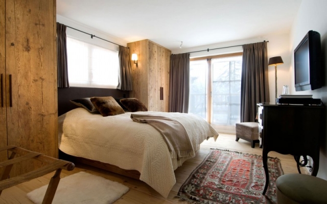 chambre-coucher-style-vintage-armoires-bois-massif-coiffeuse-noir