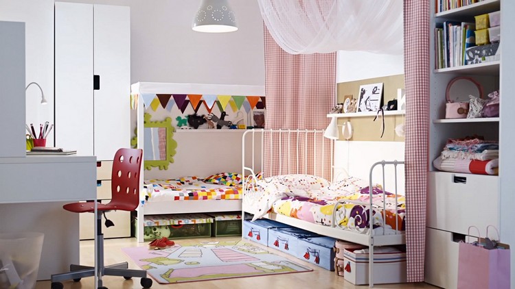 chambre d’enfant -fille deux-lits-literie-bariolee-rideaux-motif-vichy