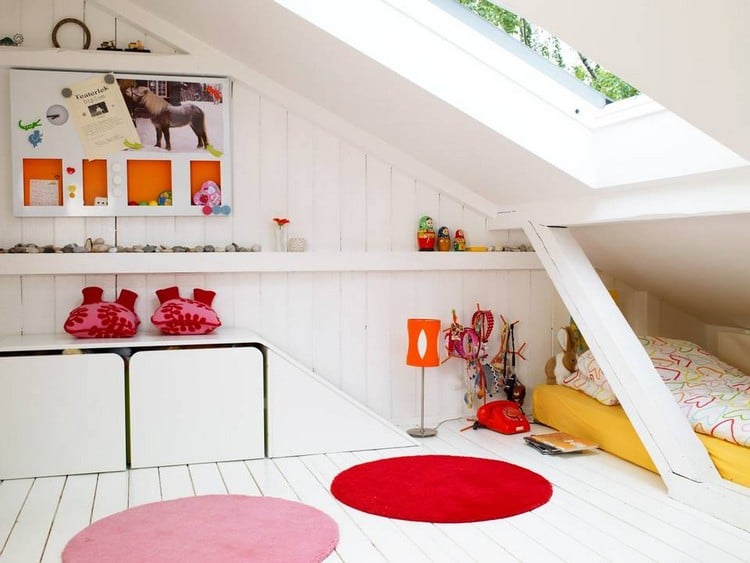 chambre d’enfant sous les combles -blanche-tapis-ronds-meuble-rangement-blanc