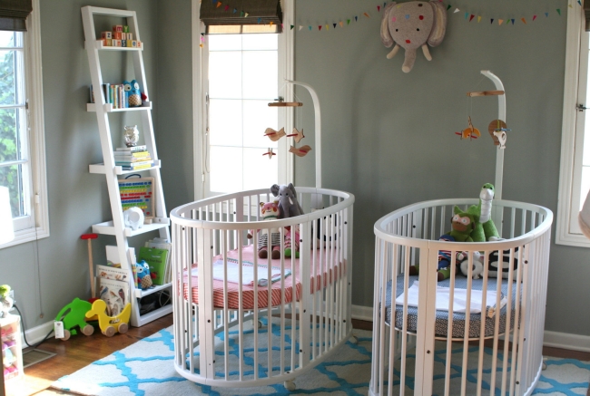 chambre-de-bébé-idée-jumeaux-jouets-enfants-étagères-rangement