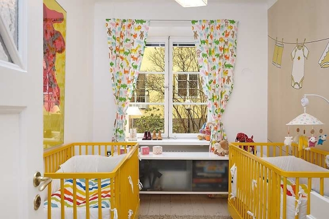 chambre-de-bébé-idée-lit-bébé-jaune-mur-blanc-rideaux-couleurs-vives