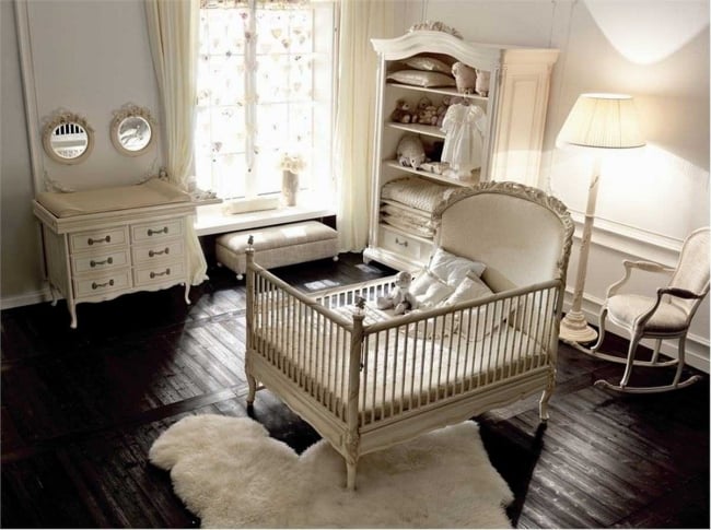 chambre de bébé idée-plancher-brun-meubles-blancs-chaise-balançoire