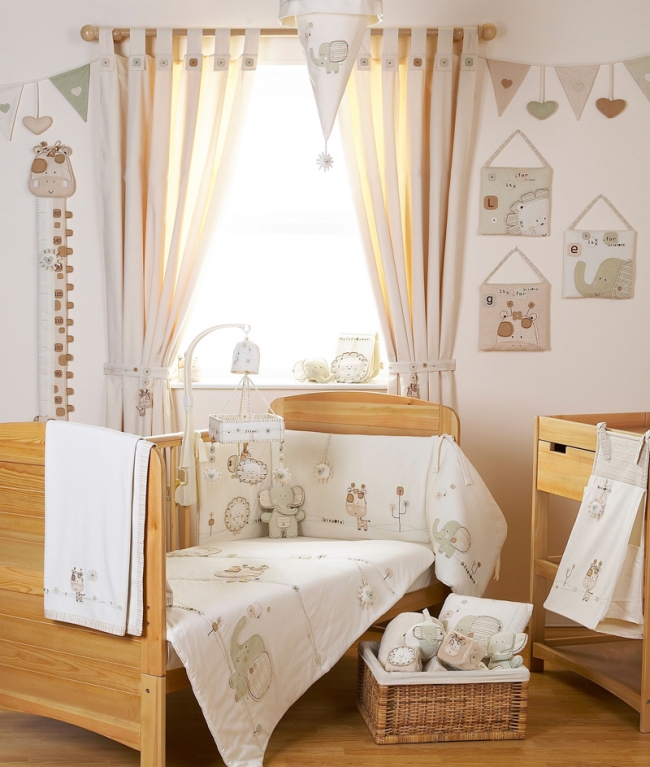 chambre de bébé moderne couleur-neutre-unisex-lit-bébé-bois-solide