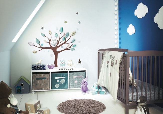 chambre de bébé moderne décoration-murale-arbre-nuages