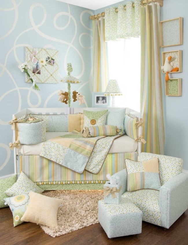 chambre de bébé moderne garçon-bleu-clair-fauteuill-divan
