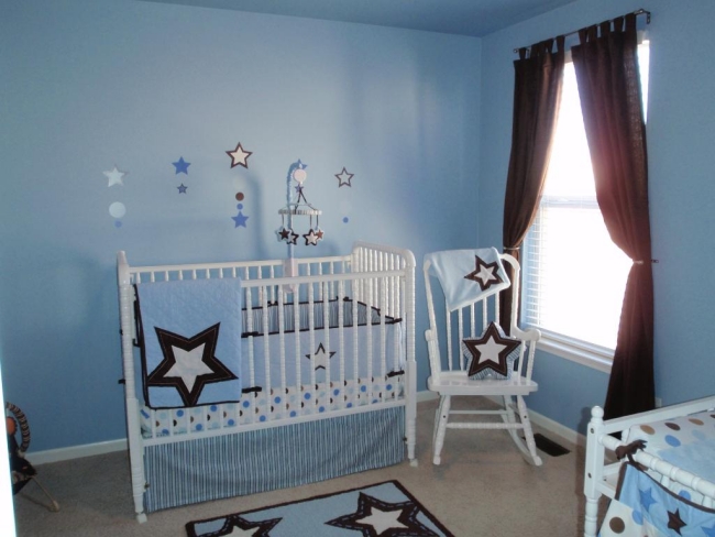chambre de bébé moderne garcon-couleur-bleue-étoiles