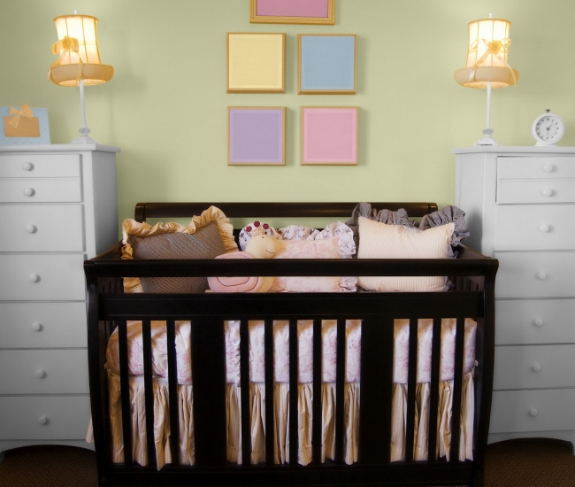chambre de bébé moderne lit-bebe-bois-solide-large-espace-rangement