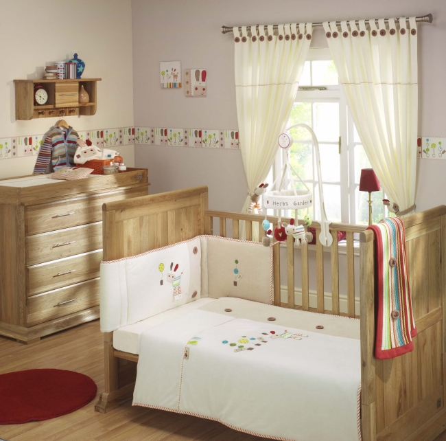 chambre de bébé moderne lit-bébé-commode-bois-solide-rideau-blanc