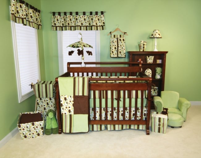 chambre-de-bébé-moderne-vert-brun-lit-bebe-bois-solide