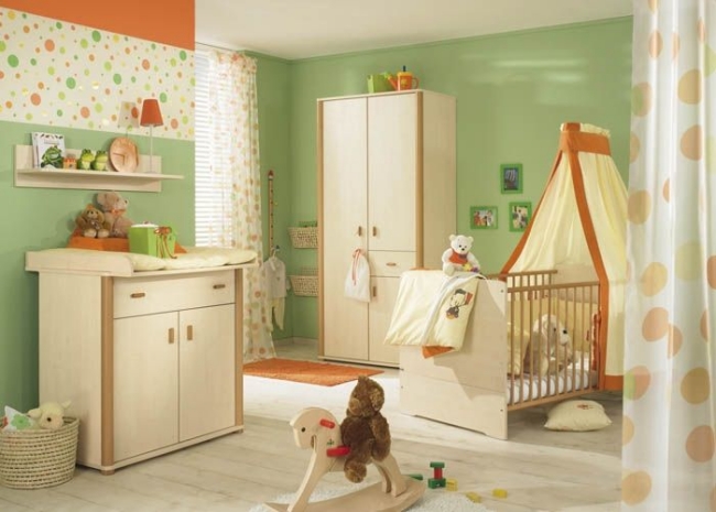 chambre-de-bébé-moderne-vert-orange-beige-brun-cheval-bascule