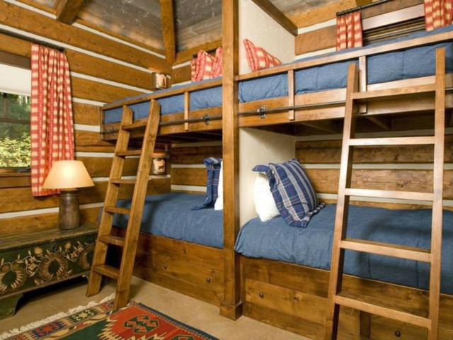 chambre-d`enfant-avec-quatres-lits-gagner-espace
