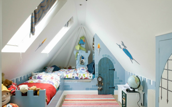 chambre d'enfant sous les combles en bleu blanc