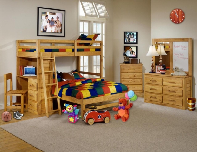 chambre-deux-enfants-couleurs-neutres-bois-clair-lits-superposés