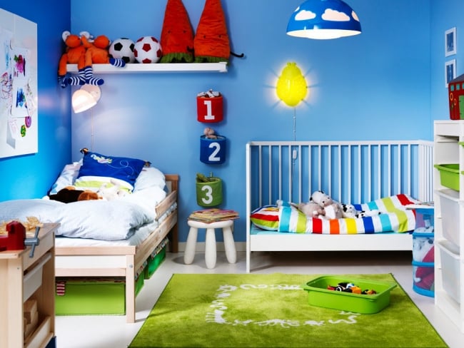 chambre-deux-enfants-lit-crèche-bleu-vert-accents-rouge-jaune