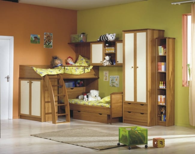 chambre-deux-enfants-vert-orange-neutres-mobilier-bois-lits-superposés