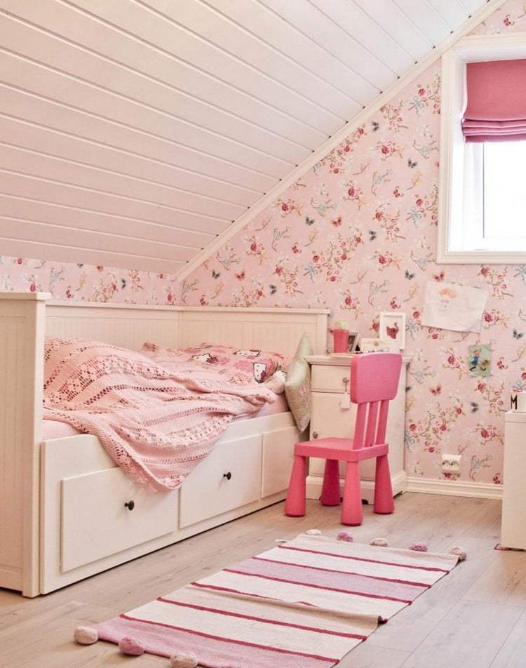 chambre d’enfant -fille combles-papier-peint-rose-lit-rangements-tapis-pompon