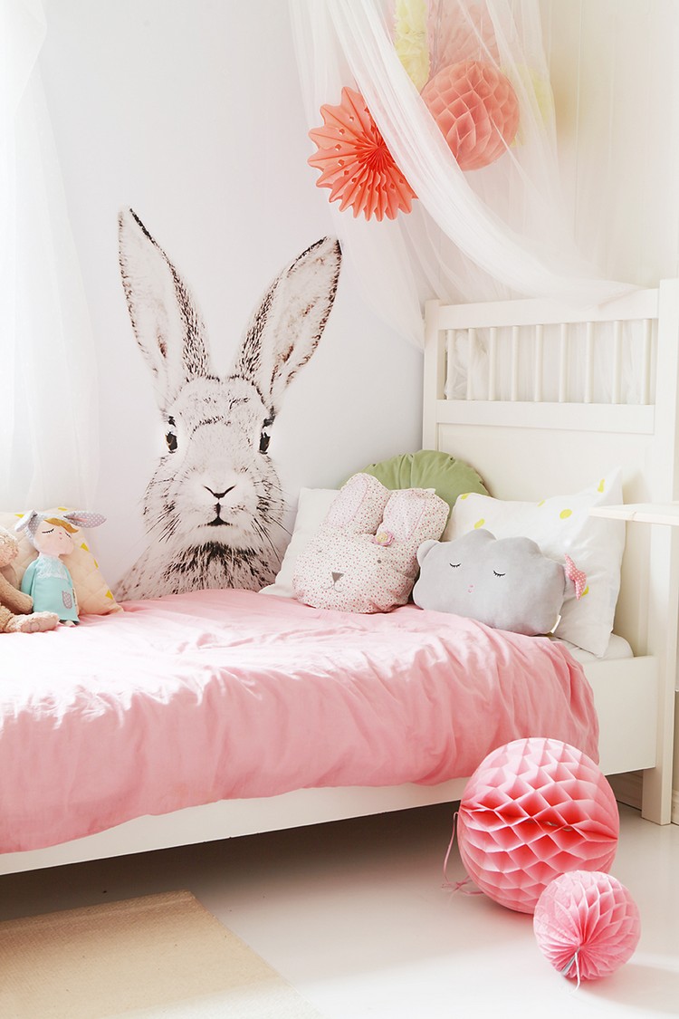 chambre d’enfant -fille sticker-mural-lapin-ciel-lit-transparent-boules-papier-rose