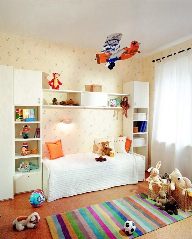 chambre-enfant-garçon-mobilier-blanc-déco-sports-couleurs-différentes