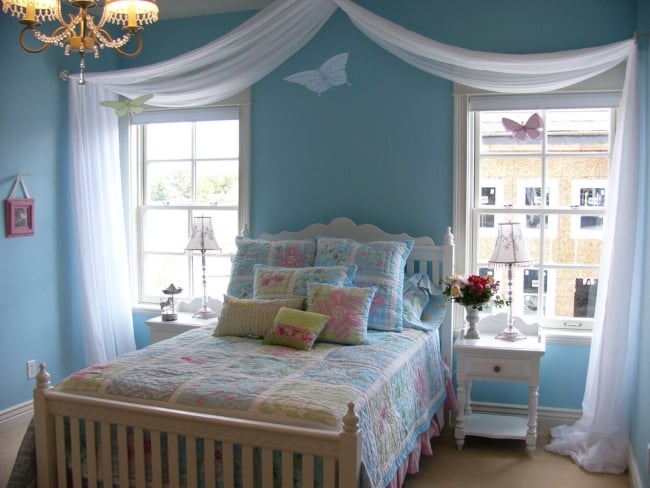 chambre d'enfant fille ado-chic-élégante-romantique-murs-bleu-ciel