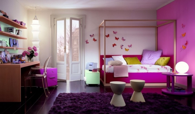 chambre-fille-ado-rose-lilas-cadre-lit-baldaquin-déco-murale-papillons