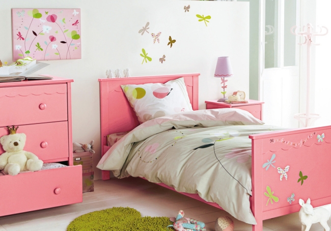 chambre-fille-ado-rose-pastel-blanc-décoration-libellules-multicolores