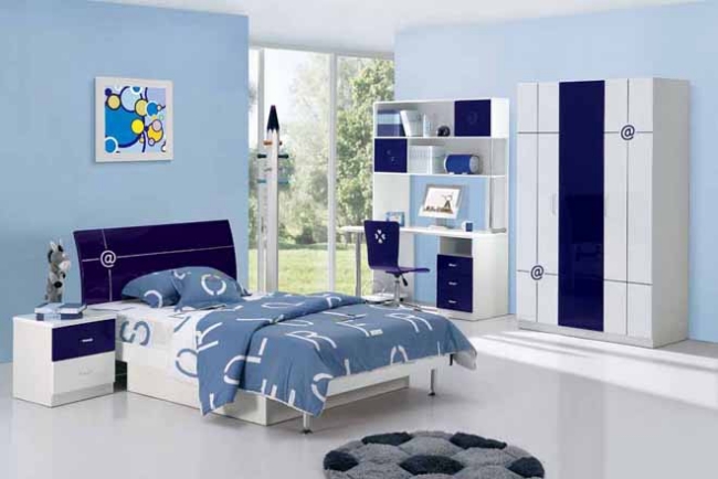 chambre-garçon-mobilier-déco-blanc-nuances-bleu-clair-marine