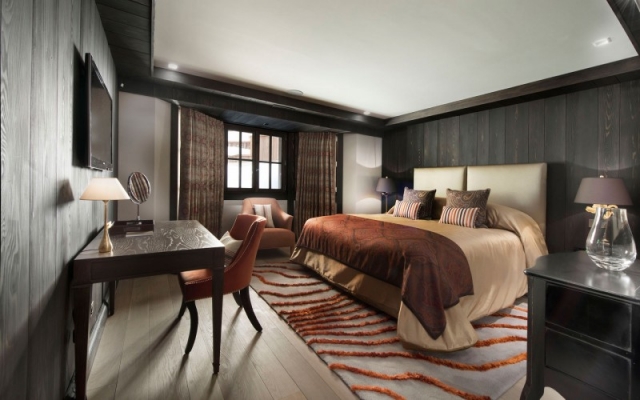 chambre-luxe-moderne-lambris-mural-bois-foncé-accent-orange