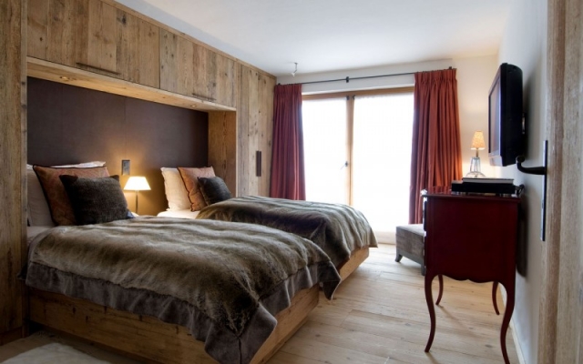 chambre-luxe-moderne-lits-ponts-gumeaux-lambris-bois-clair