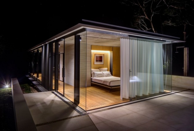 chambre-luxe-moderne-minimaliste-parquet-bois-fenêtres-sol-plafond