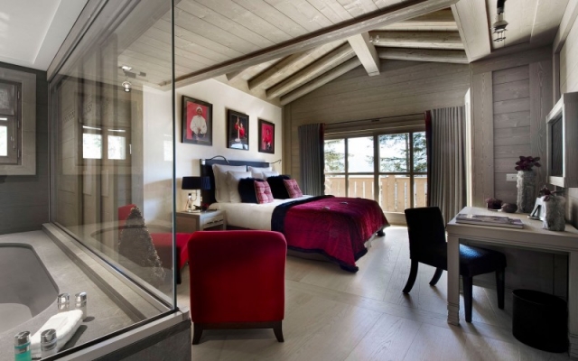 chambre-luxe-style-chalet-moderne-lambris-bois-gris-beige-poutres
