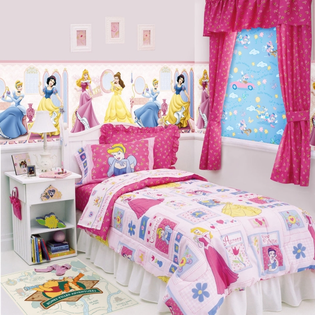 chambre-petite-fille-princesses-Disney-rideaux-framboise