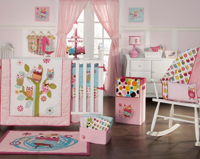 chambre-pour-bébé-couleur-rideau-rose-fille