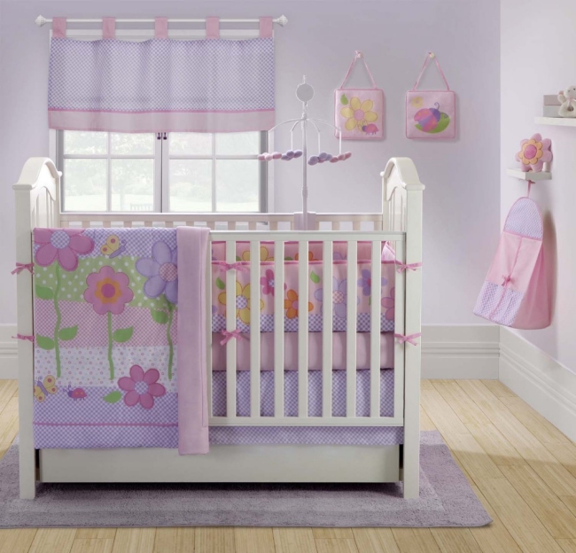 chambre-pour-bébé-couleur-rose-violettes-lit-bébé-blanc