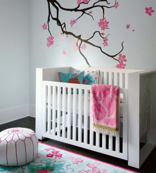 chambre-pour-bébé-décoration-murale-arbre-lit-bébé-blanc-tabouret-original