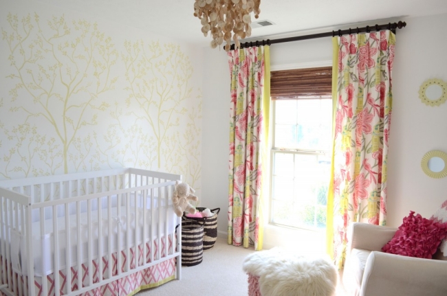 chambre-pour-bébé-décoration-murale-arbre-or-rideaux-couleurs-vives