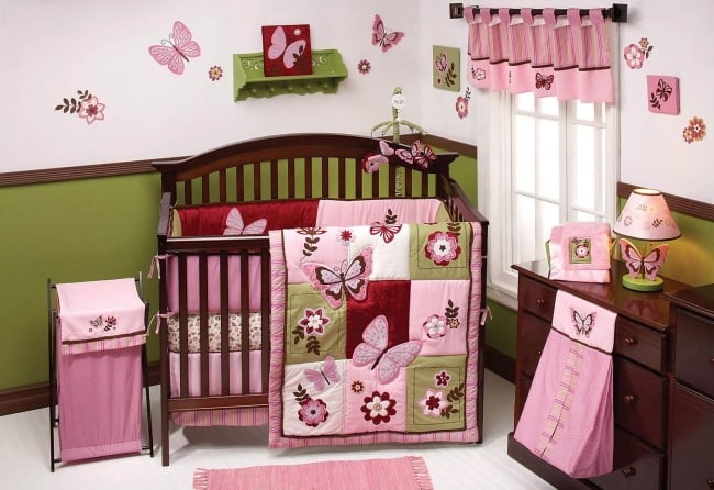chambre-pour-bébé-décoration-papillons-couleurs-rose-vert-brun