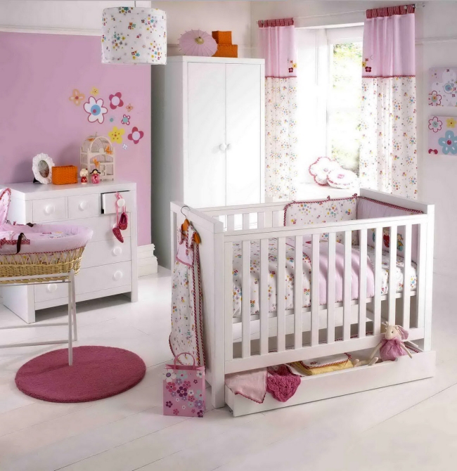 chambre pour bébé fille-violet-tapis-rond-rideaux-originaux