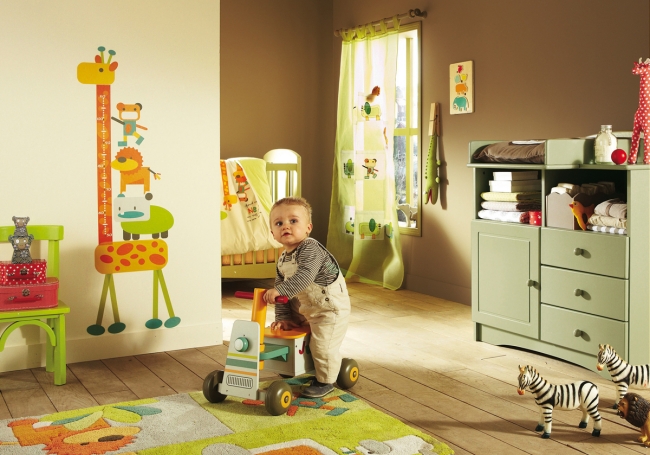 chambre pour bébé garçon-décoration-murale-mètre-girafe