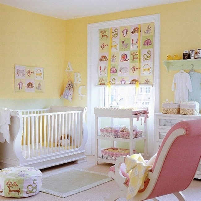 chambre-pour-bébé-jaune-murl-lit-blanc-chaise-rose