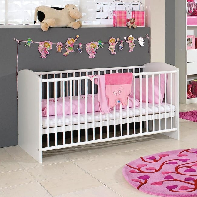 chambre-pour-bébé-mur-gris-décoration-originale-lit-bébé